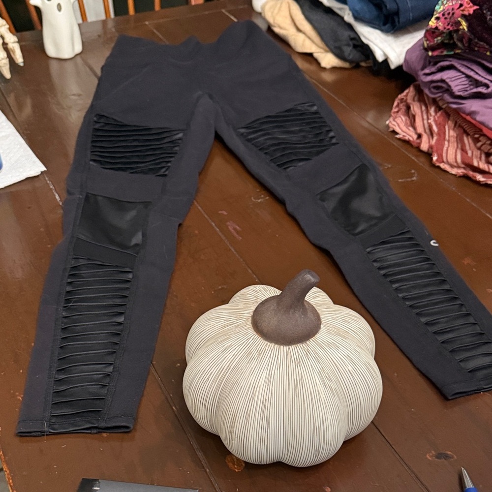 ALO Yoga Black Leggings with Ribbed Detail